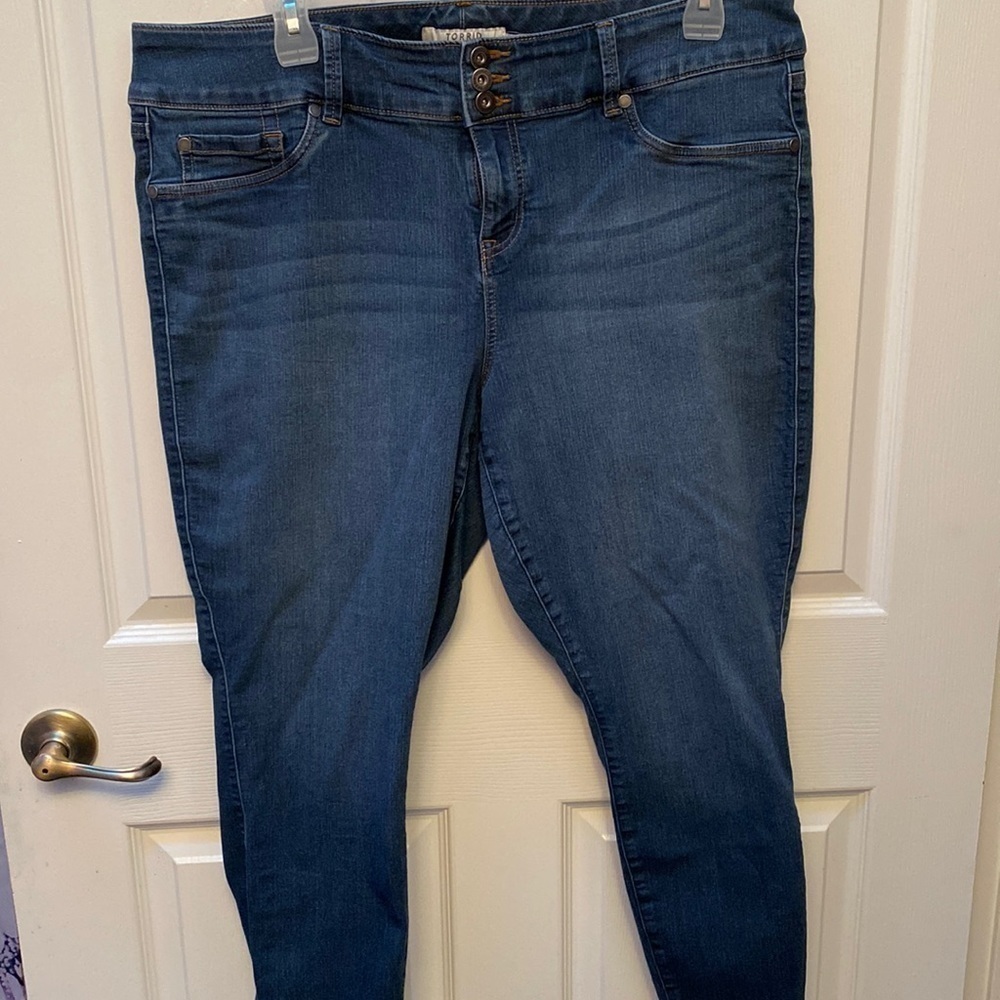 Q womens Torrid casual solid blue stretch plus size jeans 👖 size 22